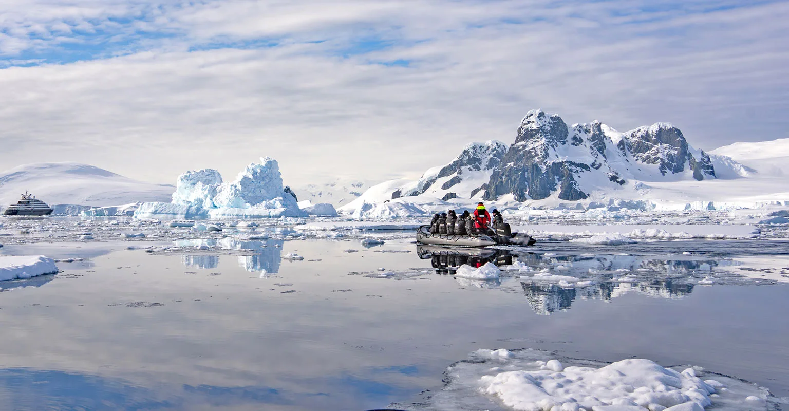 Bote de expedição entre icebergs na Antártica