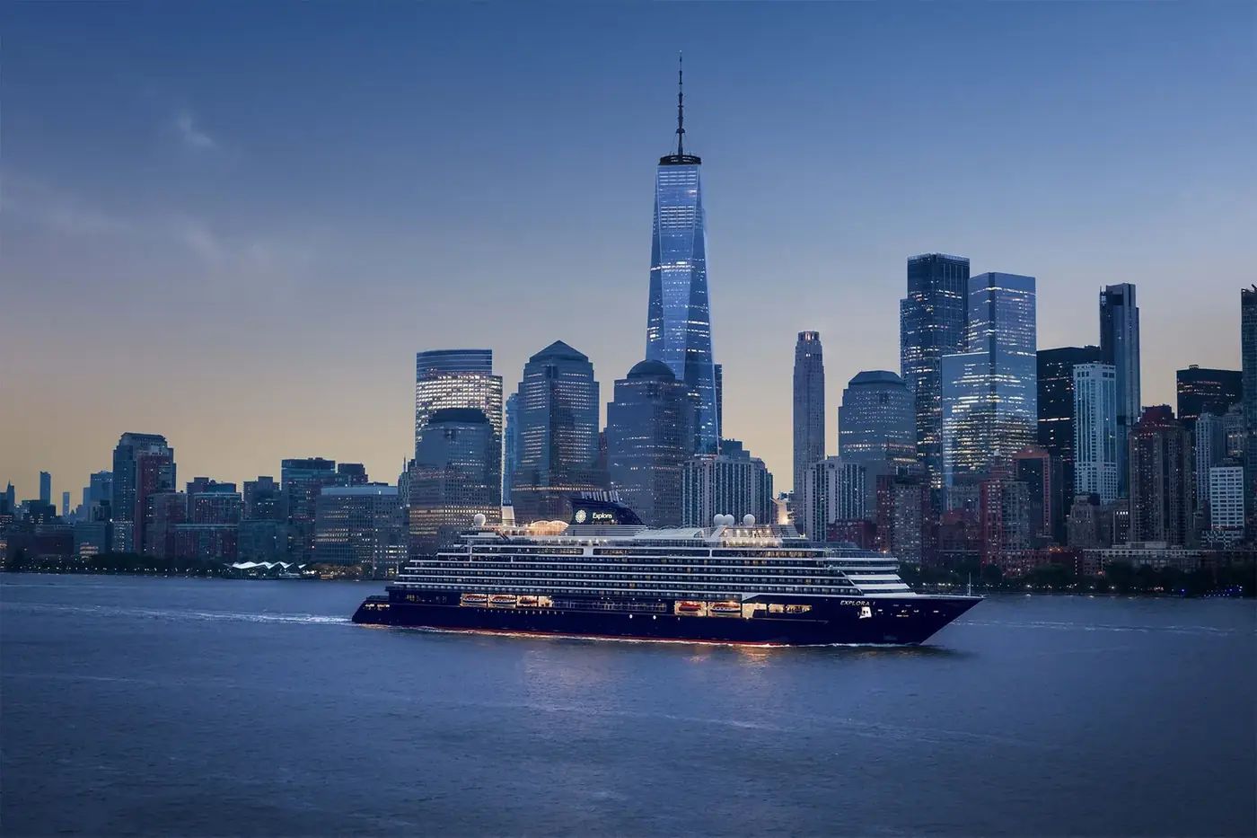 Navio de luxo navegando diante de Manhattan