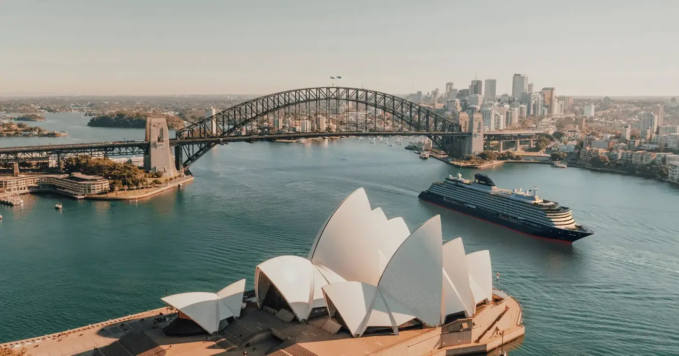 Navio chegando a Sydney, ao lado da Opera House